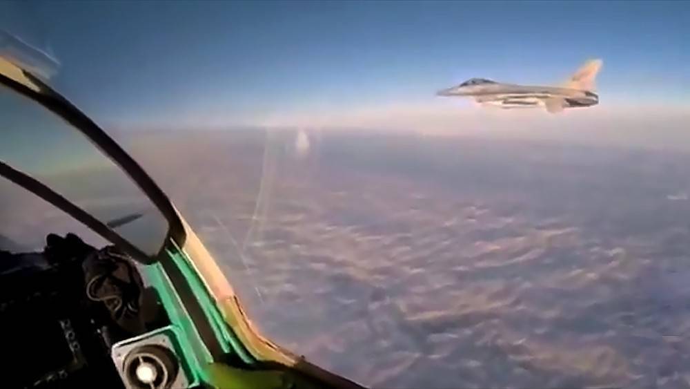 Пилот российского истребителя снял видео о встрече с американским F-16