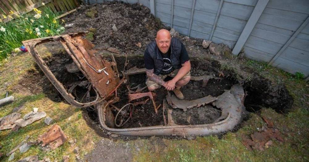 Садовник случайно откопал Ford 1950 года на заднем дворе дома
