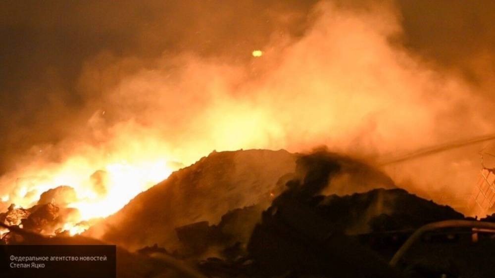 Пожар охватил площадь в тысячу квадратных метров в Кемерово