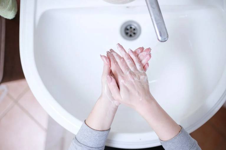 Врач предупредила о рисках из-за частого мытья рук