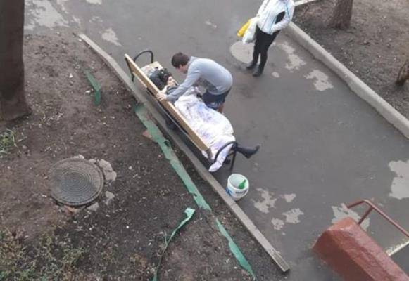 Жительница Москвы умерла на скамейке у своего дома после госпитализации