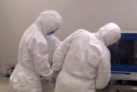 Кузбассовцам показали лабораторию, где анализируют пробы на коронавирус