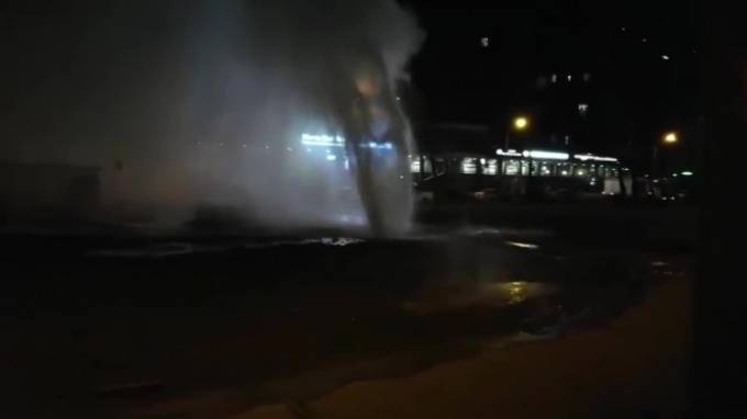 Ночью на Пулковской улице прорвало трубу