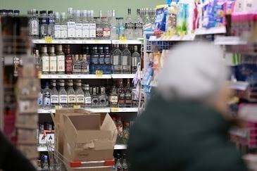 Российские регионы вводят ограничения на продажу алкоголя. Об этом просит полиция