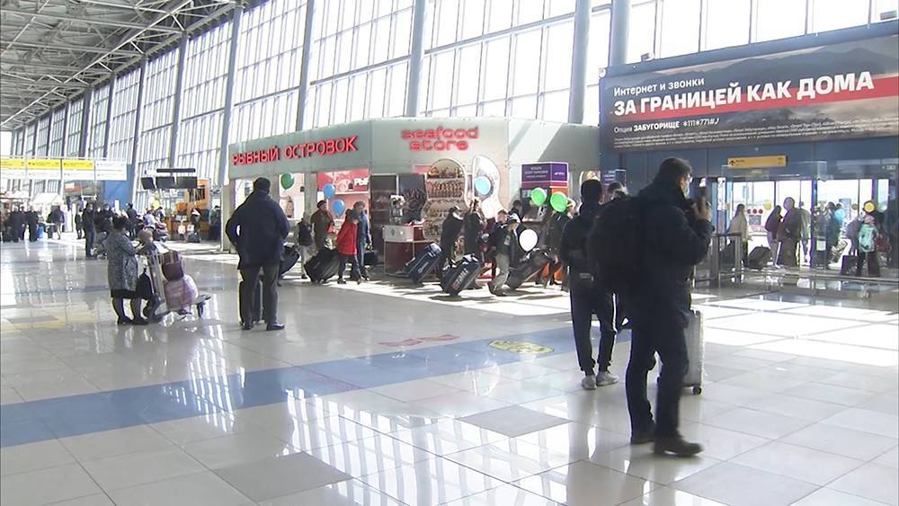 Несколько пассажиров из Таиланда сбежали из аэропорта во Владивостоке