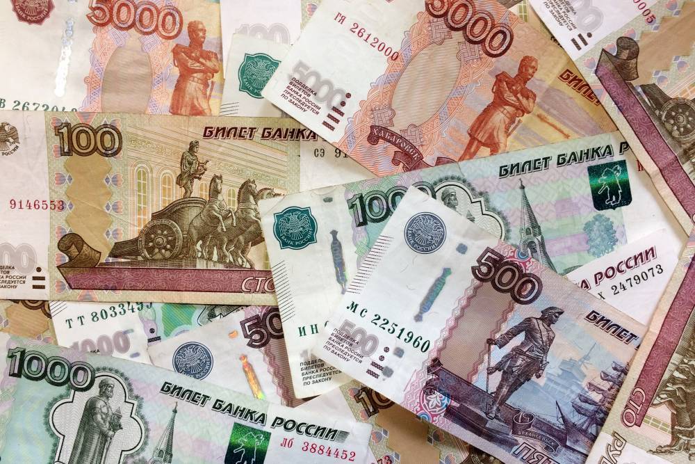 Курс рубля вырос к доллару и евро на фоне взлета нефтяных котировок