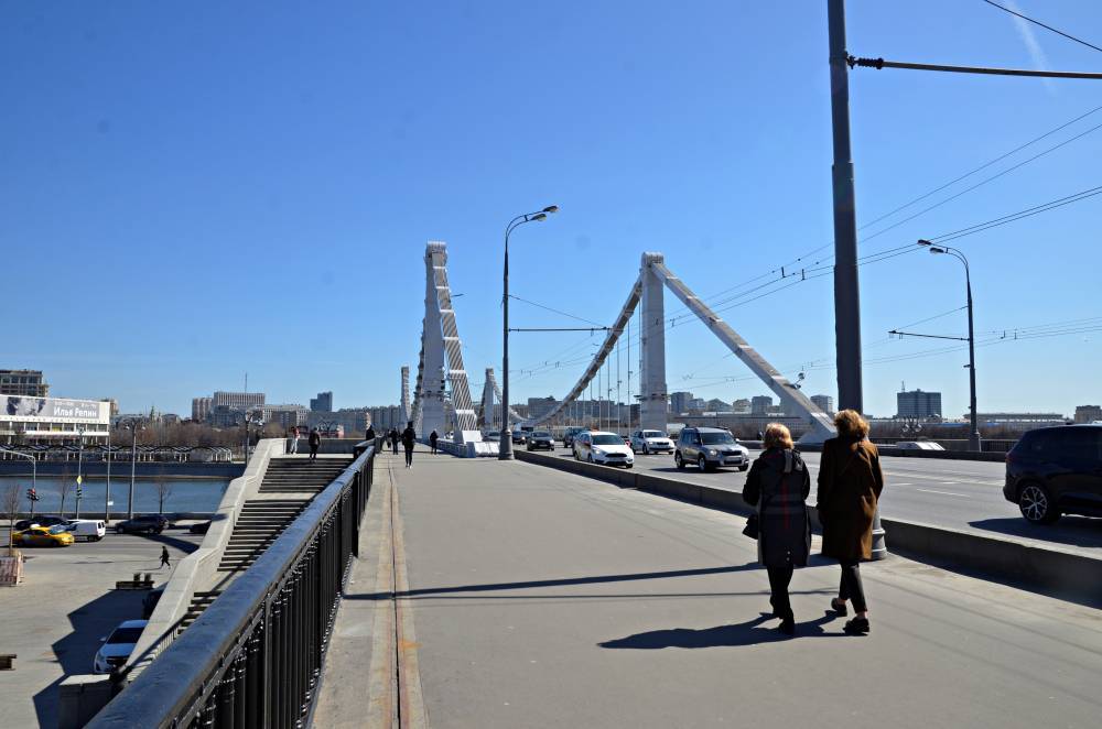 Спасатели сняли мужчину с опор Крымского моста в Москве