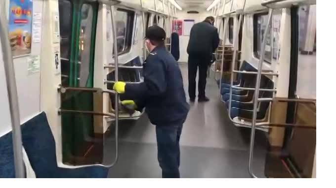 В метро Петербурга показали, как дезинфицируют поезда