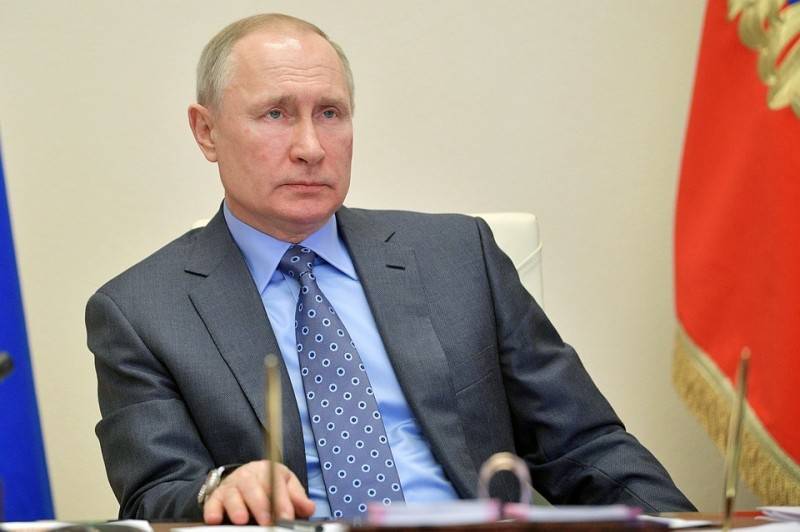 Дмитрий Песков - о работе Путина: Это не совсем самоизоляция. Отдельные встречи он проводит, а мероприятия - в режиме телеконференции