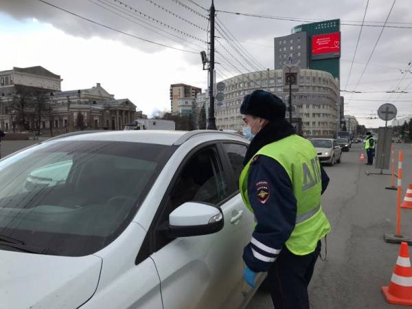 В Челябинске полиция проводит массовые проверки водителей на предмет нарушения карантина