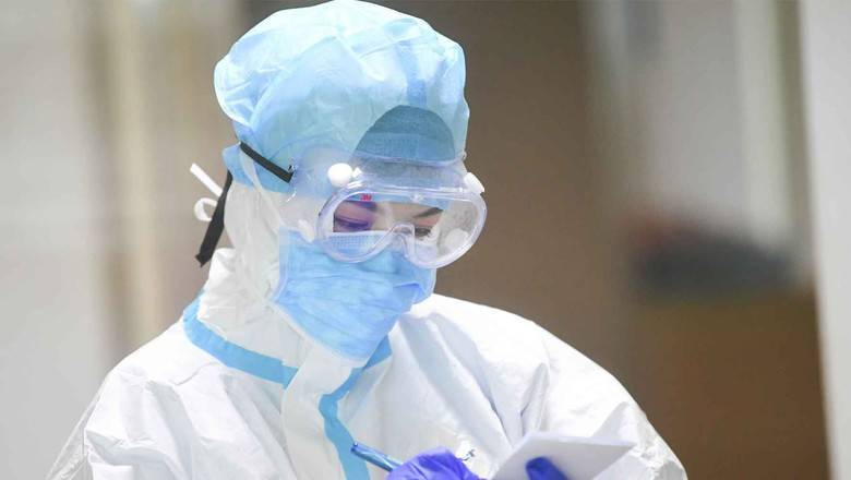 Китайским медикам, погибшим в борьбе с коронавирусом, присвоили звание павших героев