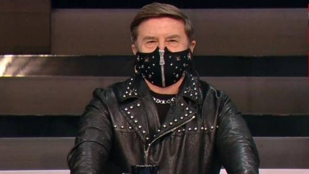 Украинский политолог пришел на эфир в кожаной маске от «коронавируса»
