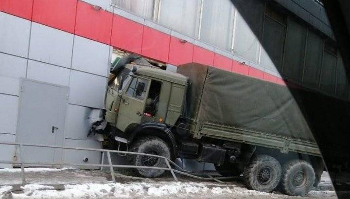 Военный КамАЗ снес витрину супермаркета в Подмосковье
