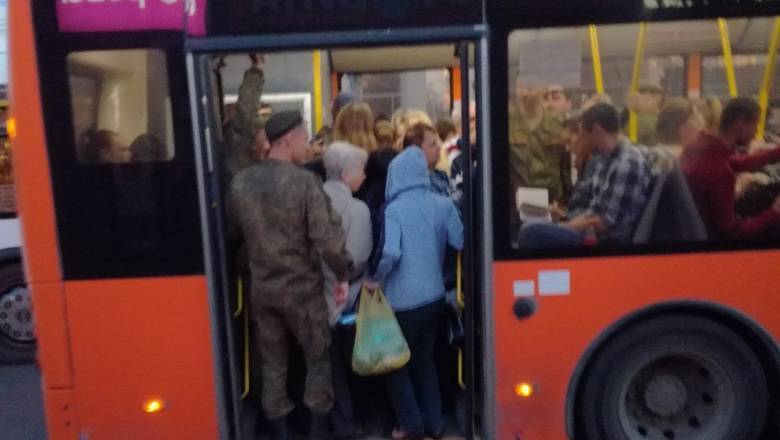 Первый день режима самоизоляции Волгоград встретил переполненными автобусами