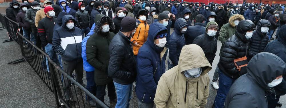 В центре Петербурга сотни мигрантов дежурят в гигантской очереди на продление документов