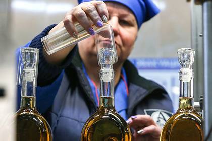 Россиянам разрешили использовать водку против коронавируса