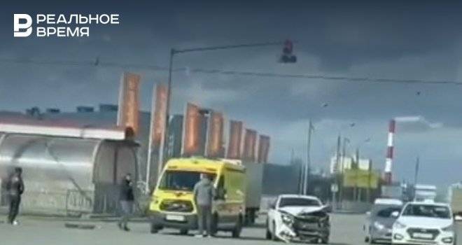 В Казани на видео попала авария, в которой пострадал пассажир такси