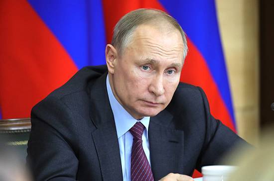 Путин объявил апрель нерабочим месяцем в связи с коронавирусом