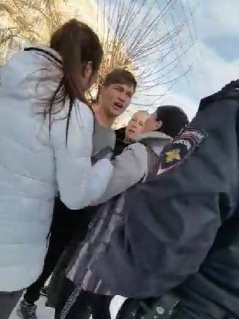 В Каменске-Уральском женщинам пришлось защищать наряд полиции от агрессивного юноши