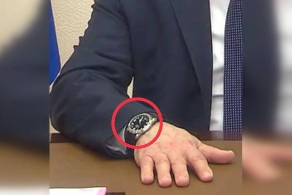 В Кремле объяснили отставание часов Путина от реального времени трансляции обращения