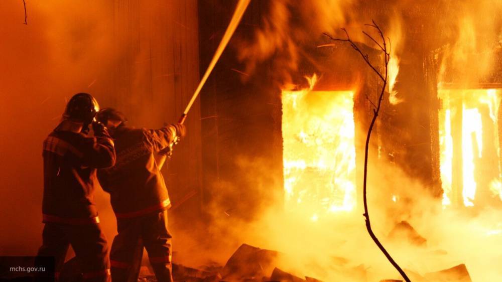 Пять автомобилей и катер сгорели при пожаре в Каменске-Уральском