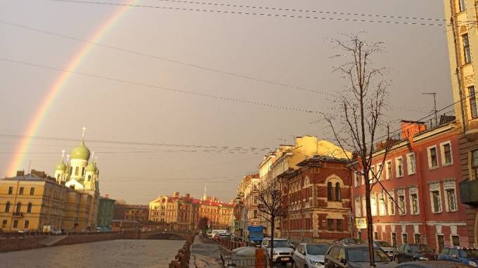 В небе над Петербургом заметили радугу