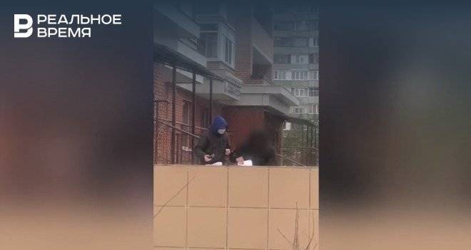 Полицейские задержали несколько человек, торгующих справками для передвижения по Казани — видео