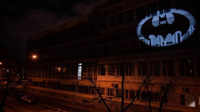 На одном из домов Петербурга появился светящийся Бэтмэн от арт-группы "Явь"