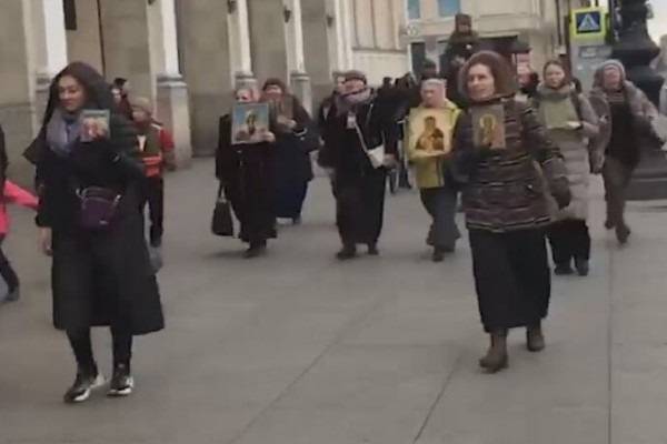 Полиция пресекла незаконный крестный ход в Петербурге