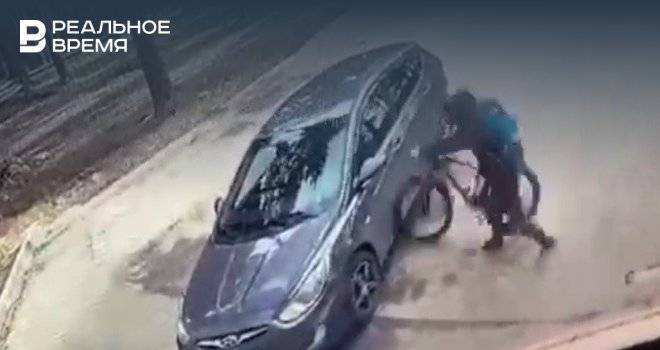 Соцсети: в Юдино мужчина начал бить велосипедом по машине