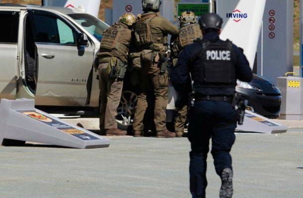В Канаде стрелок в полицейской форме убил 16 человек