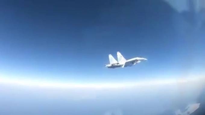 США снова пожаловались на маневры Су-35 вблизи своего самолета