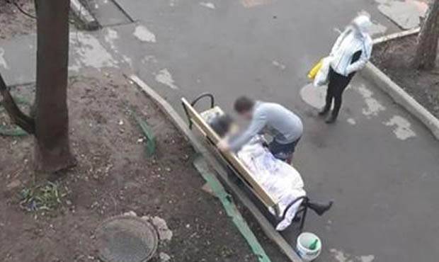 В Москве больную пневмонией женщину оставили умирать на лавочке около подъезда