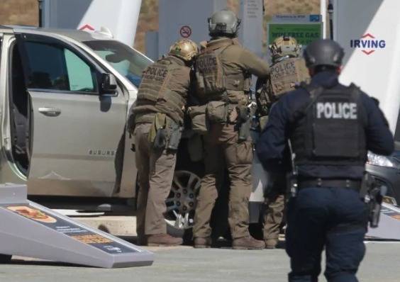 В Канаде стрелок убил 16 человек. Нападавший застрелен