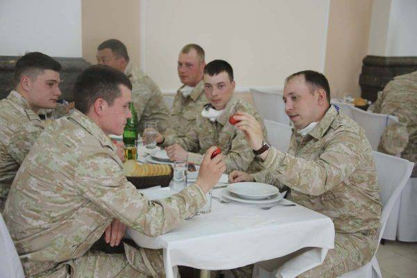 В Сербии российских военных накормили праздничным обедом