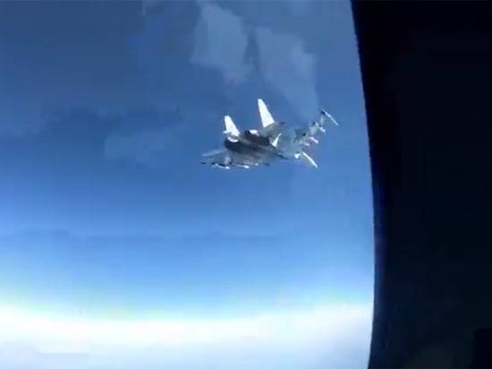 Эксперты объяснили маневры Су-35 возле самолета-шпиона ВМС США