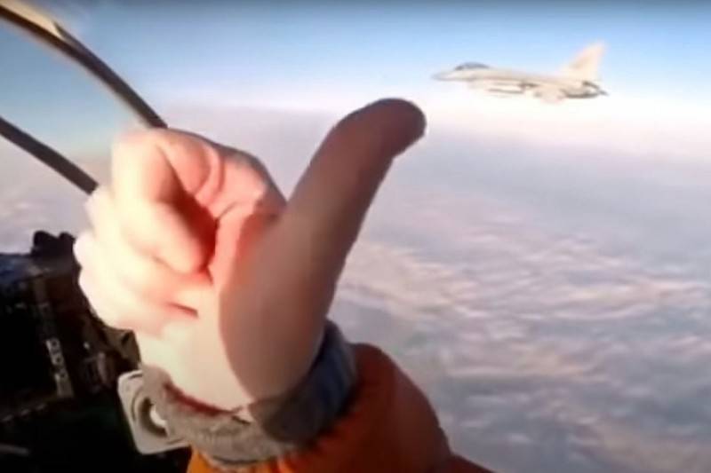 Зачем российский истребитель подлетел на 8 метров к американскому? «Хотел проверить - в маске ли он!»