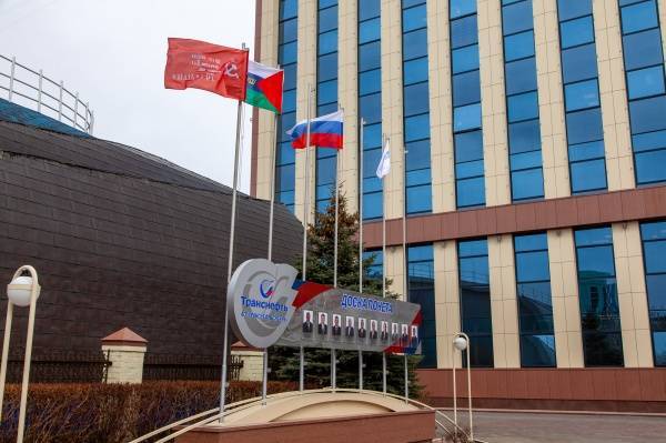 У здания АО "Транснефть – Сибирь" в Тюмени поднята копия Знамени Победы