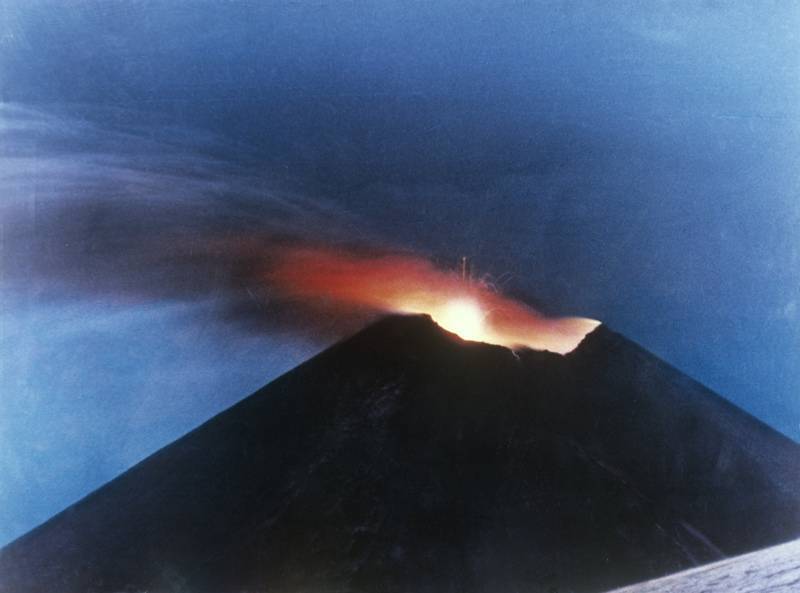 Извержение вулкана на Камчатке сняли на видео