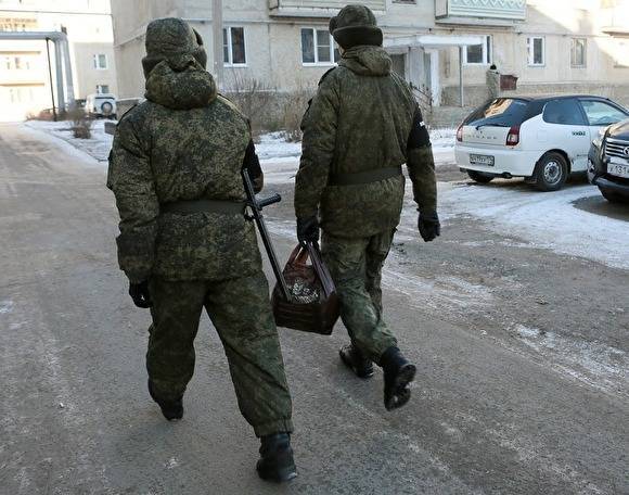 В Екатеринбург привезли 40 тюменских курсантов с подозрением на COVID-19