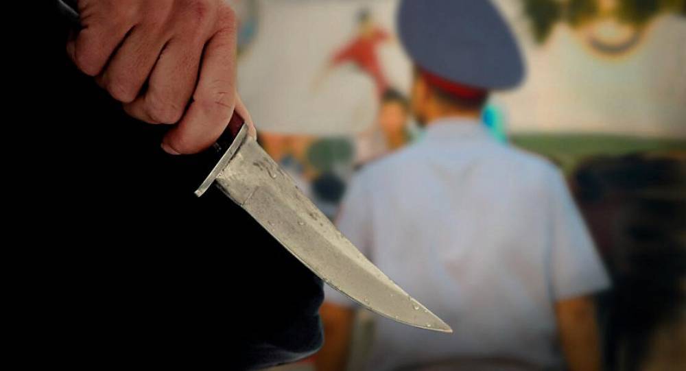 В Екатеринбурге заражённый коронавирусом ударил ножом полицейского, сопротивляясь госпитализации