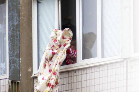 Нетрезвая россиянка пыталась спуститься из окна по простыне и уронила трёхлетнего сына