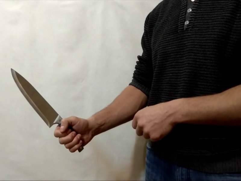 В Екатеринбурге больной коронавирусом мужчина порезал полицейского ножом
