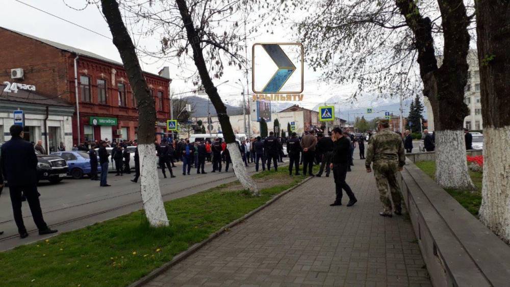 К участникам схода во Владикавказе вышел глава республики; люди возмущены, что его ресторан продолжает работать, несмотря на карантин