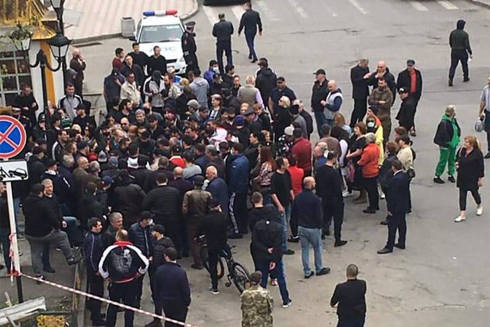 Во Владикавказе жители вышли на акцию против режима самоизоляции, есть задержанные