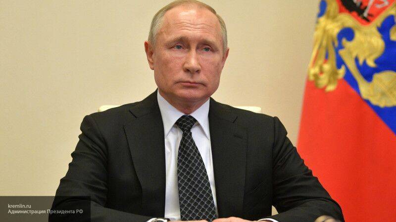 Путин заявил, что распространение вируса в стране удалось "притормозить"