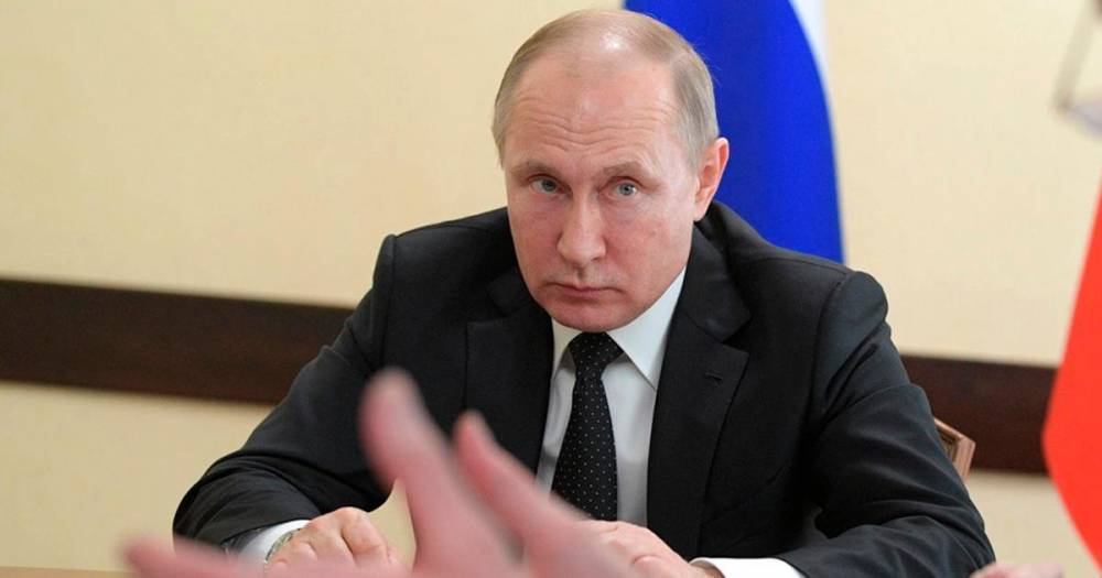 Путин призвал обеспечить медработников повышенной защитой от COVID-19