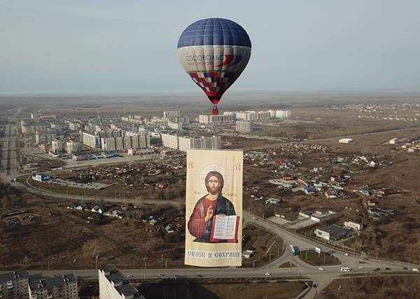 Над уральским городом летал воздушный шар с гигантской иконой