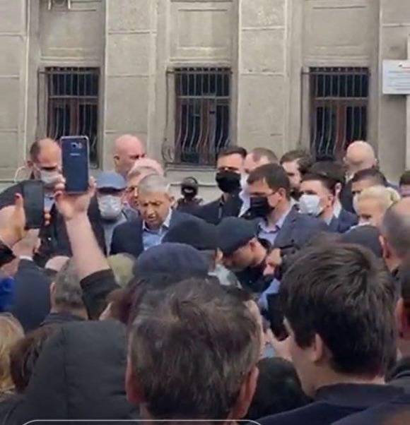 Глава Северной Осетии вышел к митингующим против режима самоизоляции. Его освистали