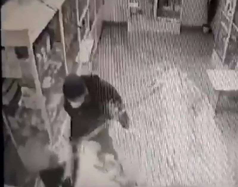 Видео: житель Челябинска ограбил аптеку и магазин, вооружившись топором